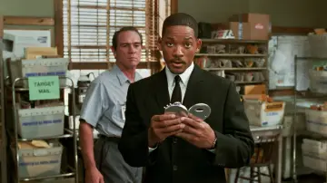 Backdrop to the movie "Men in Black II" #1796595