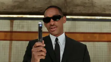 Backdrop to the movie "Men in Black II" #1796600