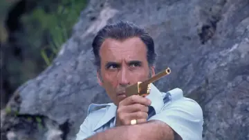 Backdrop to the movie "The Man with the Golden Gun" #1827639