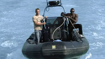 Backdrop to the movie "Into the Blue" #334766
