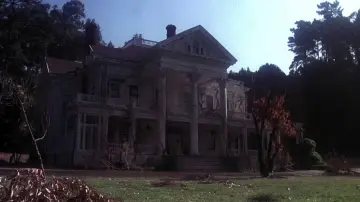 Backdrop to the movie "Burnt Offerings" #1808608