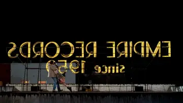Backdrop to the movie "Empire Records" #1800611