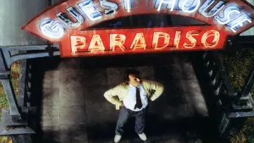 Backdrop to the movie "Guest House Paradiso" #1897254