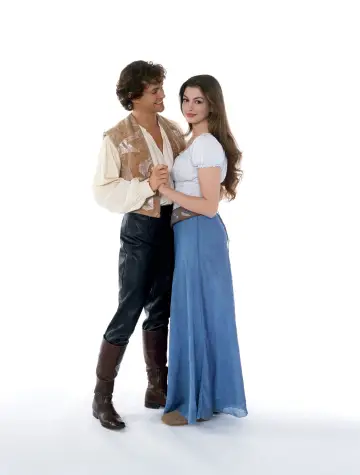 Poster to the movie "Ella Enchanted" #693390
