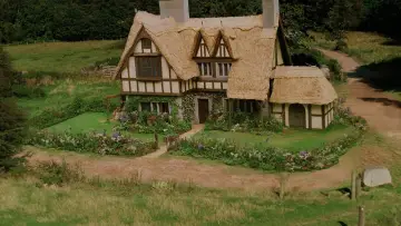 Backdrop to the movie "Ella Enchanted" #861500