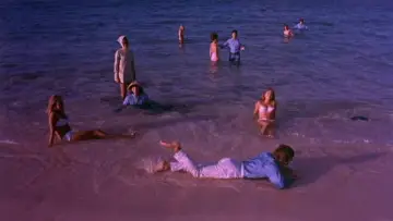 Backdrop to the movie "Help!" #977228