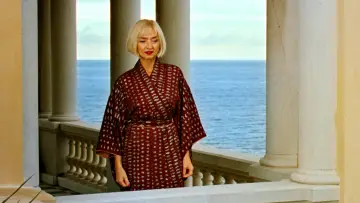 Backdrop to the movie "Reflection in a Dead Diamond" #558861