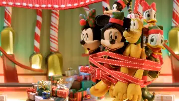 Backdrop to the movie "Mickey Saves Christmas" #1875912