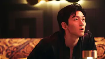 Backdrop to the movie "Revolver" #637181