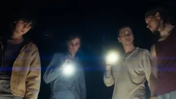 Backdrop to the movie "Falling Stars" #1639675