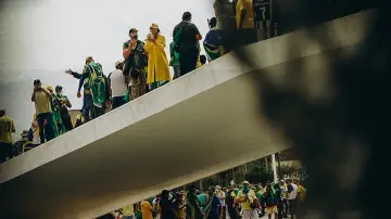 Backdrop to the movie "8/1 – A Democracia Resiste" #984412