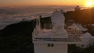 Backdrop to the movie "The Sun" #1903017