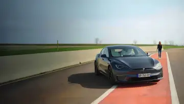 Tesla : les secrets de sa voiture électrique Poster