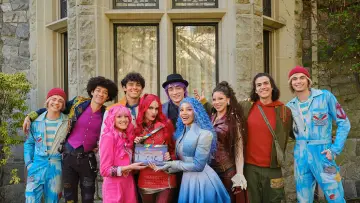 Backdrop to the movie "Descendants: Wicked Wonderland" #704861