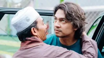 Backdrop to the movie "La Tahzan: Cinta, Dosa, Luka..." #672927