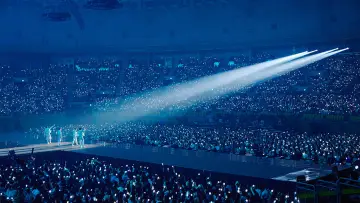 Backdrop to the movie "HIGHLIGHT: LIGHTS GO ON, AGAIN IN CINEMA" #1608825