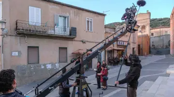 Backdrop to the movie "Life Is Life" #1625904
