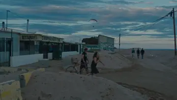 Backdrop to the movie "Close to September" #691632