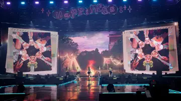 Backdrop to the movie "Red Velvet [Happiness Diary : My Dear, ReVe1uv] in Cinemas" #1712324