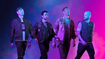Backdrop to the movie "Coldplay: Music Of The Spheres World Tour - Live at Narendra Modi Stadium/India" #734510
