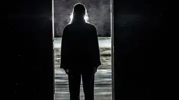 Backdrop to the movie "Through the Door" #1658598