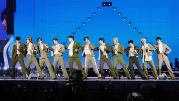 Backdrop to the movie "SEVENTEEN WORLD TOUR [RIGHT HERE] IN CINEMAS" #981838