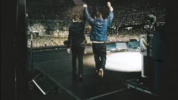 Backdrop to the movie "Oasis: Don
