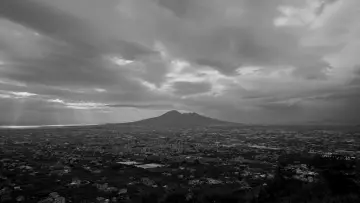 Backdrop to the movie "Below the Clouds" #540890