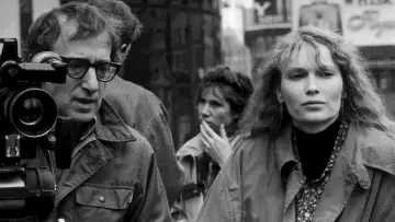 Backdrop to the movie "Mia Farrow: Shadows and Light" #879385