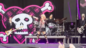 Backdrop to the movie "Avril Lavigne Live at Main Square Festival" #1567157