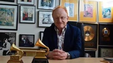 Backdrop to the movie "Peter Asher: Everywhere Man" #928102