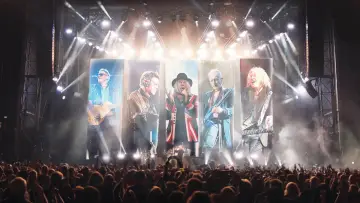 Backdrop to the movie "Def Leppard: Diamond Star Heroes – Live From Sheffield" #1697264
