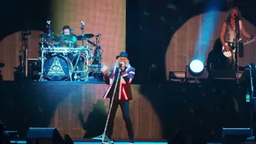 Backdrop to the movie "Def Leppard: Diamond Star Heroes – Live From Sheffield" #1697266