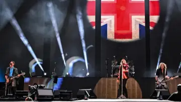 Backdrop to the movie "Def Leppard: Diamond Star Heroes – Live From Sheffield" #1697268