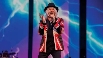 Backdrop to the movie "Def Leppard: Diamond Star Heroes – Live From Sheffield" #1697269