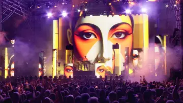 Backdrop to the movie "Jean-Michel Jarre Live in Sevilla" #932282