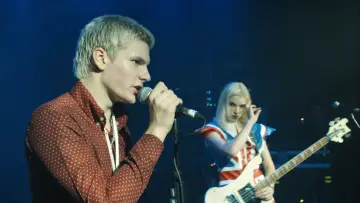 Backdrop to the movie "Tribute to David Bowie - Heroes Never Die" #541527