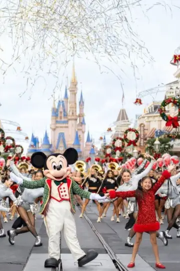 Poster to the movie "Disney Parks Magical Christmas Day Parade" #688123