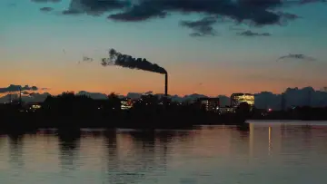 Backdrop to the movie "The Cloud Factory" #574465