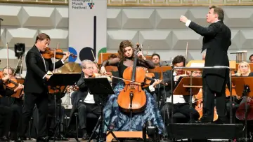 Backdrop to the movie "Rheingau Musik Festival 2025 - Renaud Capuçon und Julia Hagen spielen Brahms" #1836437