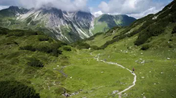 Backdrop to the movie "Running Via Alpina" #781034