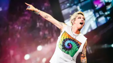 Backdrop to the movie "ONE OK ROCK TOUR [DETOX] IN CINEMAS" #820379