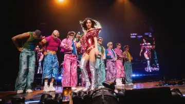 Backdrop to the movie "Katy Perry: The Lifetimes Tour – Live from Paris" #1633872