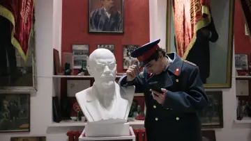 Backdrop to the movie "Lenin