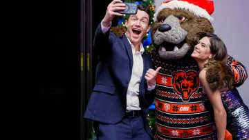 Backdrop to the movie "Holiday Touchdown: A Bears Love Story" #1746374