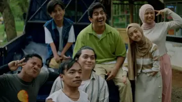 Backdrop to the movie "Istimewa" #1571156