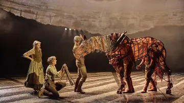 Backdrop to the movie "National Theatre at Home: War Horse" #1899615