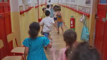 Backdrop to the movie "Une petite école française" #1635764