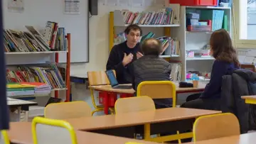 Backdrop to the movie "Une petite école française" #1635767