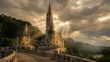 Backdrop to the movie "Lourdes : capitale des miracles" #1647770